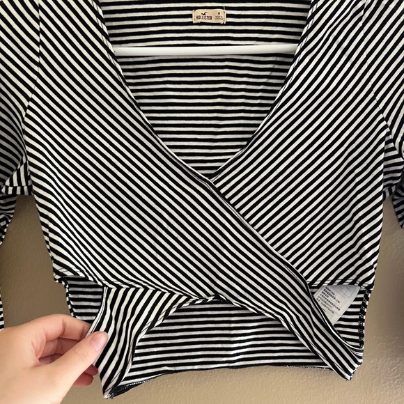 🔳HOLLISTER: Women’s size M, black & white striped cut-out crop top, 1/2 sleeve. - Picture 7 of 11